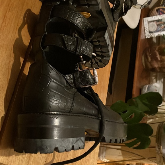 AMIRI CUT OUT COMBAT BOOT - Picture 6 of 12